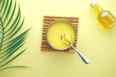 Sarı arka planda ev yapımı kahve kabı 