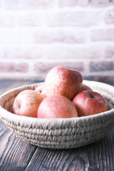 Närbild av färskt äpple i en skål på träbord — Stockfoto