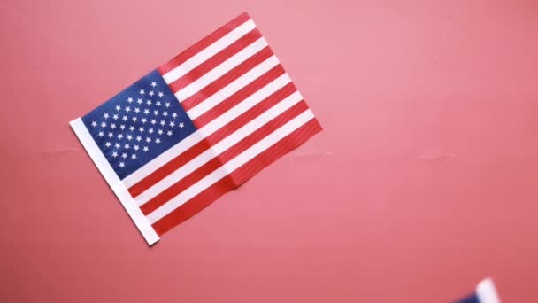 Rallentatore della bandiera americana goccia su sfondo rosso vista dall'alto — Video Stock
