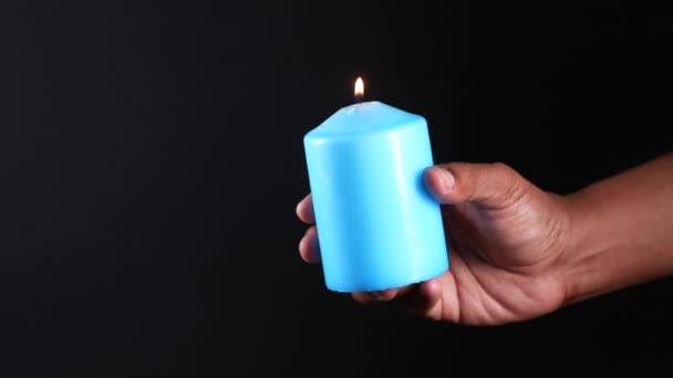 Tenendo le candele di colore lentamente bruciando nel buio — Video Stock