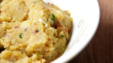 Bir kasedeki çiğ patatesi yakın çekim. 