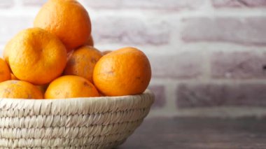 Bir kasede bir dilim portakal meyvesini yakın. 