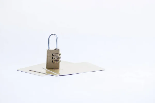 Cadenas sur carte de crédit, concept de sécurité de l'information de confidentialité des données Internet — Photo