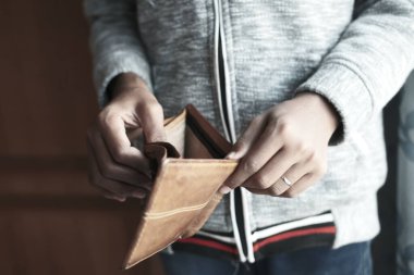 Bir adam boş bir cüzdanı fotokopi alanı ile açar.