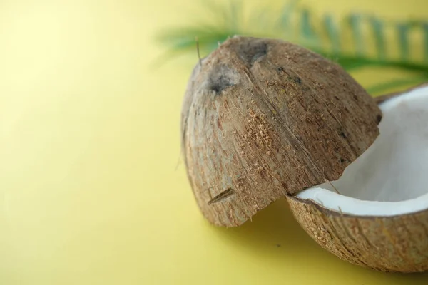 Parte de coco fresco em uma toalha de mesa — Fotografia de Stock