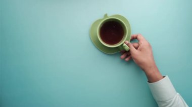 Fotokopi alanı olan bir fincan yeşil çay. 