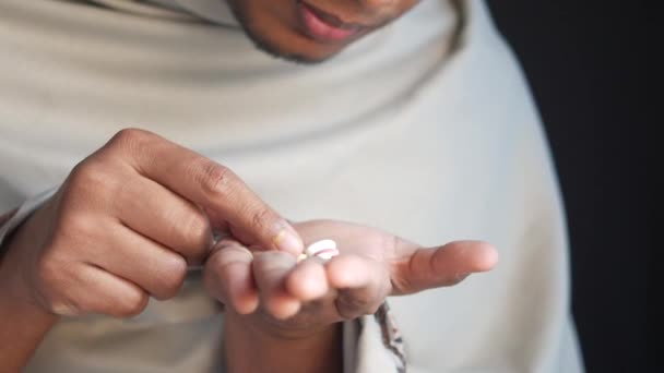 Mans mano con la medicina derramada fuera del envase de la píldora — Vídeo de stock