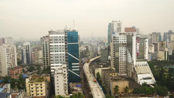 Hög vinkel syn på dhaka stad bostäder och finansiella byggnader på solig dag — Stockvideo