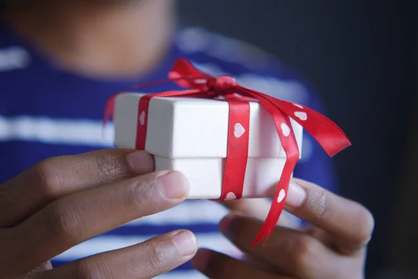 Mano masculina sosteniendo caja de regalo, primer plano — Foto de Stock