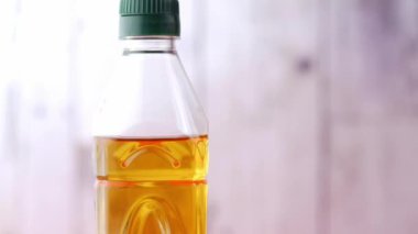 Ayçiçek yağı şişesi üzerinde mavi arka plan 