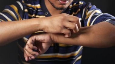 Kaşındıran deriden muzdarip bir adam. Yaklaş..