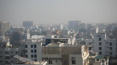 Güneşli bir günde Dhaka şehrinin konut ve finans binalarının yüksek açılı manzarası 