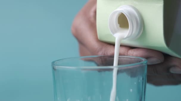 Slow motion att hälla mjölk i glaset på bordet — Stockvideo