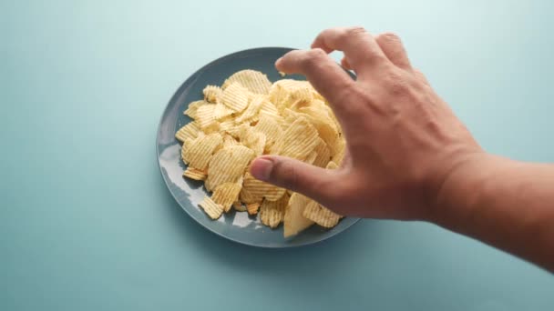 Handplockade chips på tallriken, POV — Stockvideo
