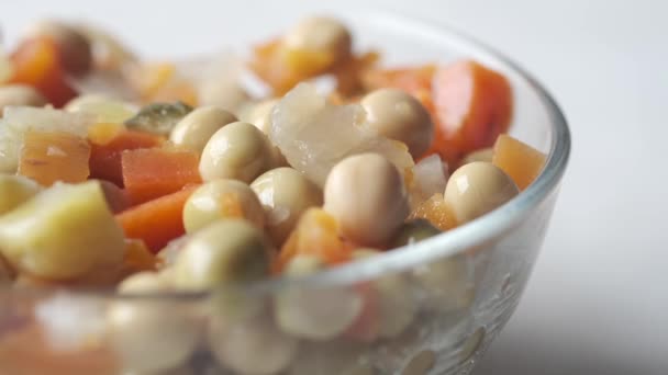 Salatschüssel mit frischem Gemüse auf Tisch, — Stockvideo