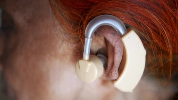 Концепція слухового апарату, старші жінки з проблемами слуху . — стокове відео
