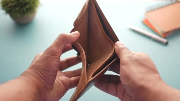 Hombre mano abrir una cartera vacía con espacio para copiar. — Vídeo de stock