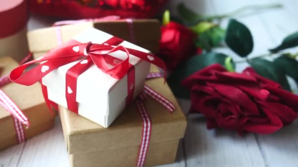 Confezione regalo e fiore di rosa sul tavolo — Video Stock