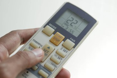 Uzaktan kumandalı bir adamın elini tut..