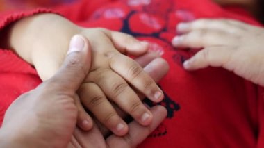 Baba, bebeğin elini tut, kapat. .