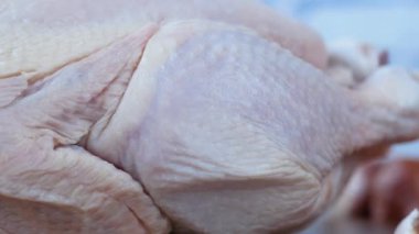  Arka planda çiğ tavuk ve sebze var. 