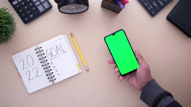 2022 Nový rok cíle na notepad a chytrý telefon na stole — Stock video