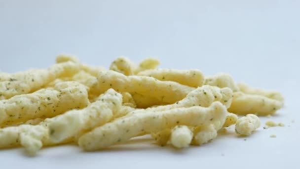 Вкусные картофельные чипсы на белом фоне — стоковое видео