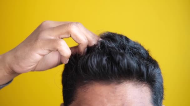 Чоловік тримає свій список волосся крупним планом — стокове відео