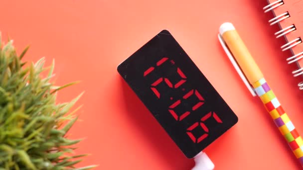 Reloj digital sobre fondo rojo arriba hacia abajo — Vídeos de Stock