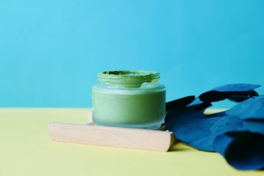 Renk arkaplanındaki kabuk kil maskesi 