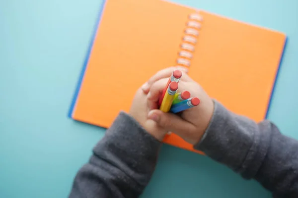 Kind meisje met veel kleur potloden — Stockfoto