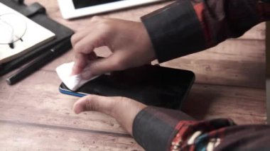  Virüsü önlemek için cep telefonu temizleme ekranının arka görüntüsü 