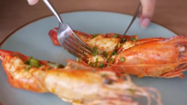 Masada lezzetli kızarmış kral karidesi. 