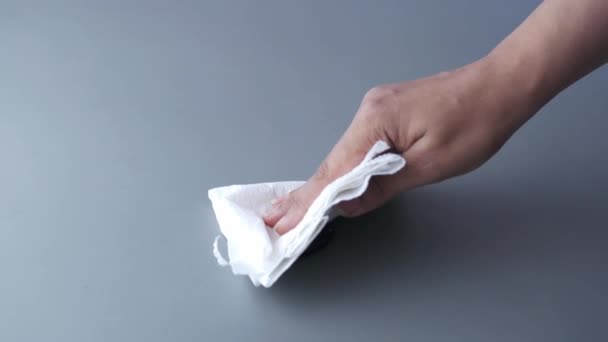 Primer plano de la tabla de limpieza de la mano persona con el paño — Vídeo de stock