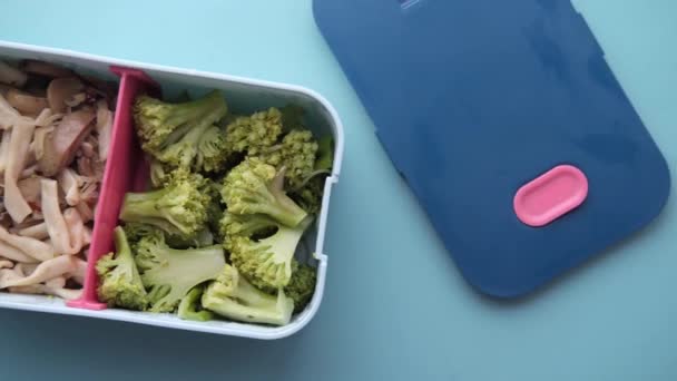 Вид на обеденную коробку на цветном фоне — стоковое видео