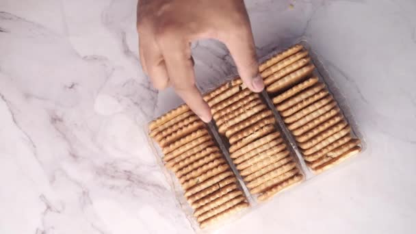 Mão pegar biscoitos doces na mesa de madeira — Vídeo de Stock