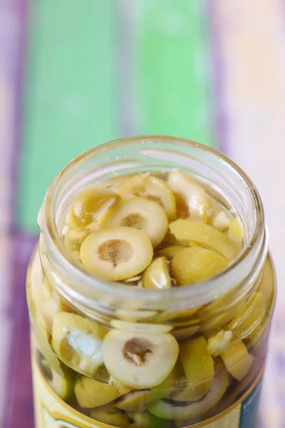 Aceituna fresca en un recipiente sobre la mesa —  Fotos de Stock