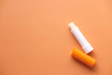  Turuncu arka planda nemlendirici dudak kremi. 