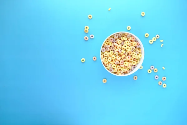 Rengarenk mısır gevreğinin kabın içindeki üst görüntüsü. — Stok fotoğraf