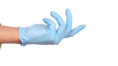 Erkek doktor beyaz üzerine izole edilmiş tıbbi eldiven giyer. 