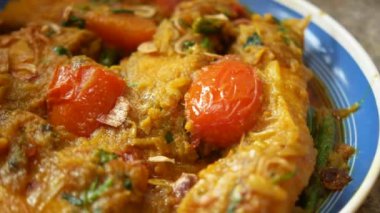 Ev yapımı Hint köri balığına yakın çekim