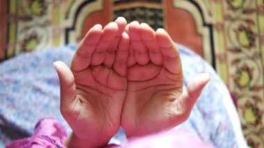 Ramazan 'da dua eden müslüman kadınlara yaklaş. 