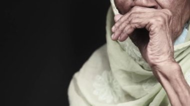  Yaşlı kadınlar öksürüyor ve hapşırıyor. 