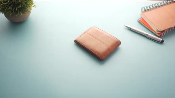Handen plocka en plånbok från ett bord — Stockvideo