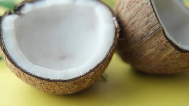 Fetta di cocco fresco su una tovaglia — Video Stock