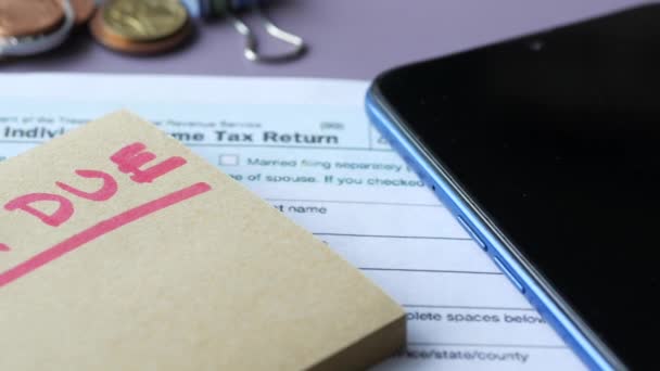 Formulario de declaración de impuestos y impuesto escrito a mano adeudado sobre la mesa — Vídeo de stock
