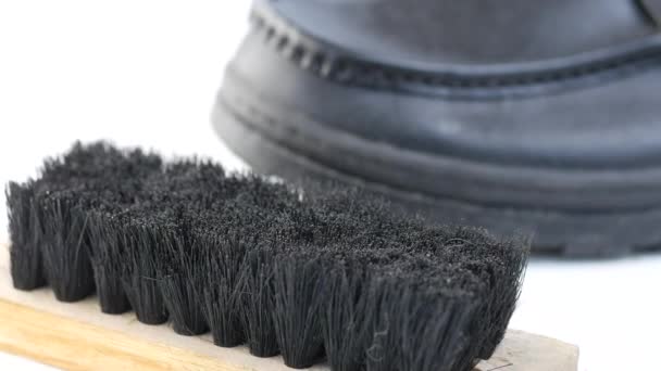 Чистка обуви с щеткой на полу — стоковое видео