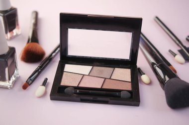 Masadaki göz farını kapat 