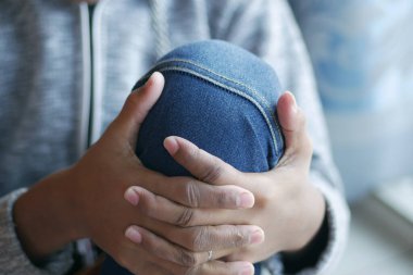 Diz eklem ağrısı çeken adama yaklaş.