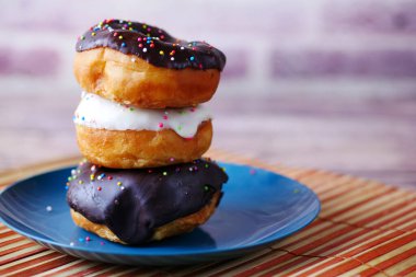 Tabakta çikolatalı çörekler ve fotokopi alanı